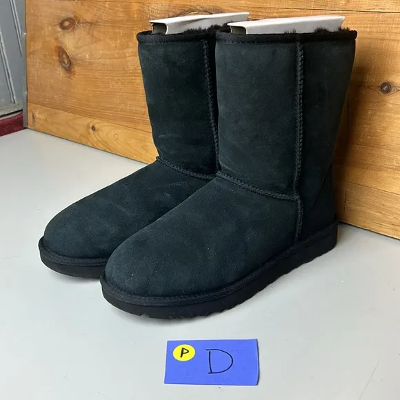 PREOWNED Women’s UGG Classic Short II Black Shearling Sheepskin Boots