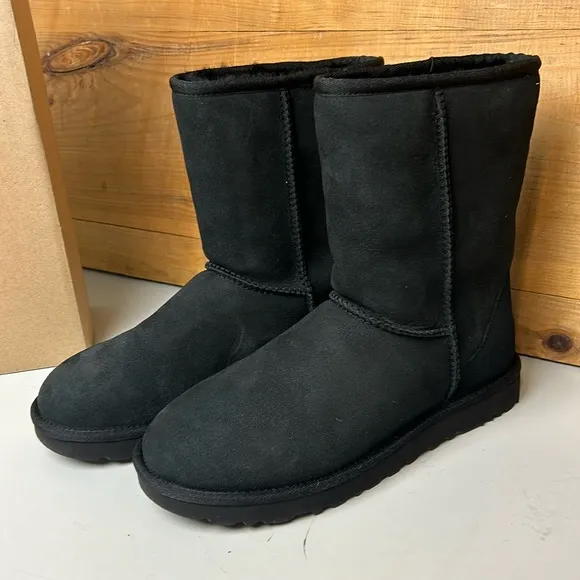 PREOWNED Women’s UGG Classic Short II Black Shearling Sheepskin Boots