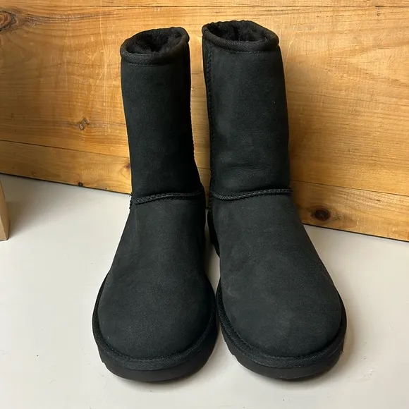 PREOWNED Women’s UGG Classic Short II Black Shearling Sheepskin Boots