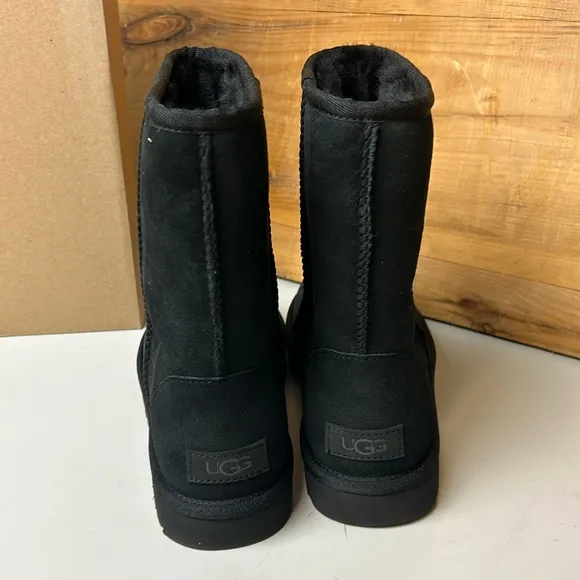 PREOWNED Women’s UGG Classic Short II Black Shearling Sheepskin Boots