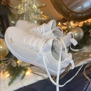 Puma White Sneakers Sleek Low-Top Design