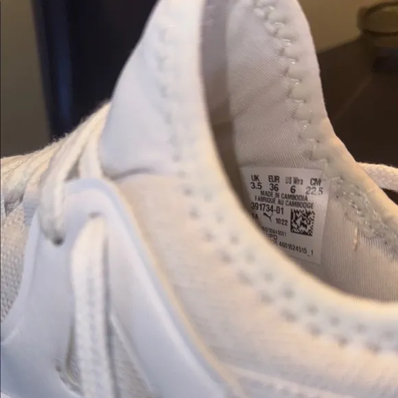 Puma White Sneakers Sleek Low-Top Design