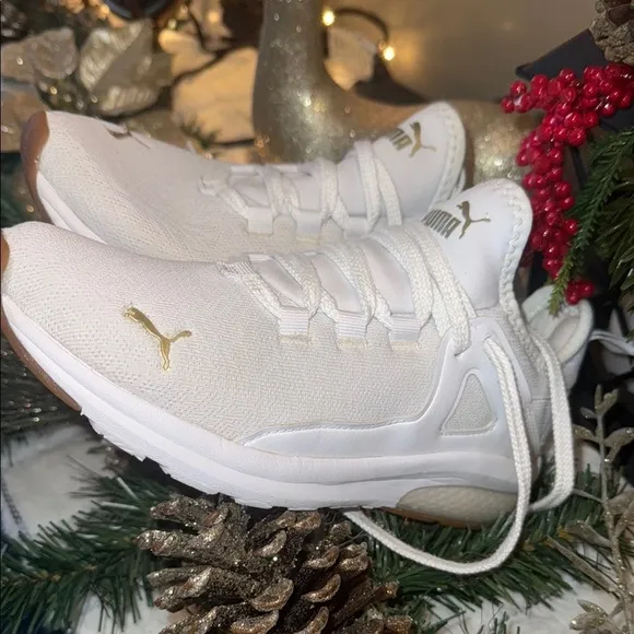 Puma White Sneakers Sleek Low-Top Design