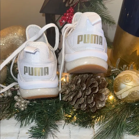 Puma White Sneakers Sleek Low-Top Design