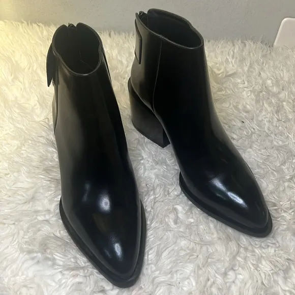 RARE VINCE Laird leather ankle boots size 8