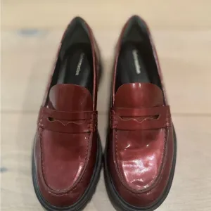 Reformation Agathea Chunky Patent Leather Loafer in Cranberry 6.5