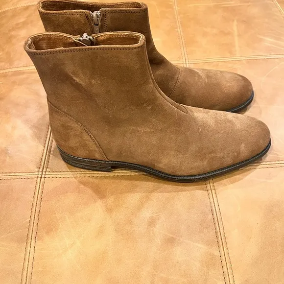 Robert Wayne Suede Tan Boots NWOT Sz. 10