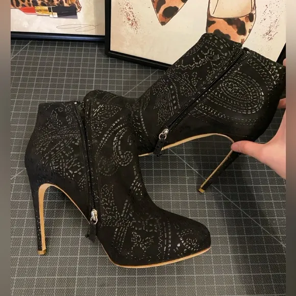 Rupert Sanderson Suede Patterened Embossed Heeled Ankle Boot in black Size 9