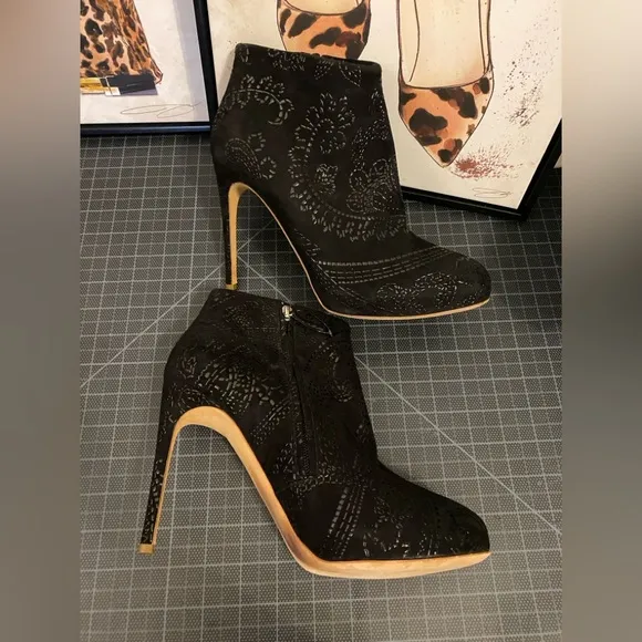 Rupert Sanderson Suede Patterened Embossed Heeled Ankle Boot in black Size 9