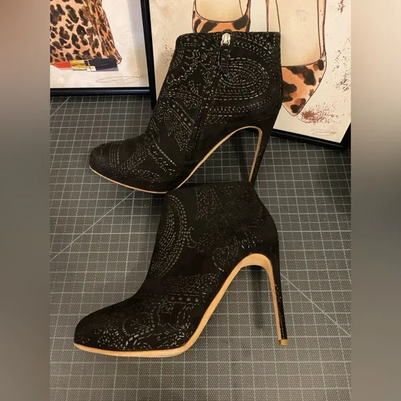Rupert Sanderson Suede Patterened Embossed Heeled Ankle Boot in black Size 9