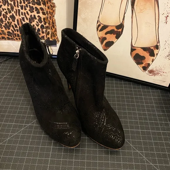 Rupert Sanderson Suede Patterened Embossed Heeled Ankle Boot in black Size 9