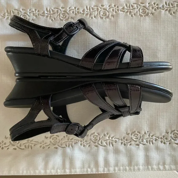 SAS AURORA Black Leather T Strap Sandals Size 8.5 Narrow