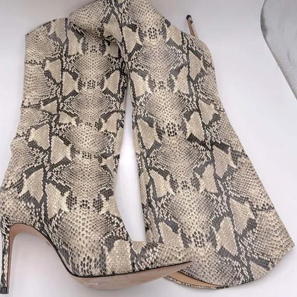 Schultz - women’s Maryana Snakeskin Pattern knee- high Boots beige/ black SZ 7.5