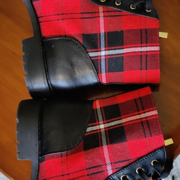 Shoe Dazzle Combat Boots feature a red and black Faux-leather Women's Size 9.