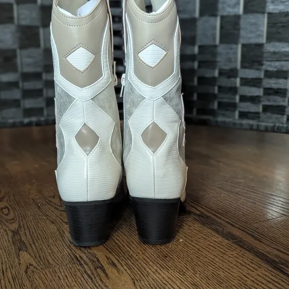 ShuShop Silver Cream Heels Boots Western Cowboy NEW in Box ZIZI gold