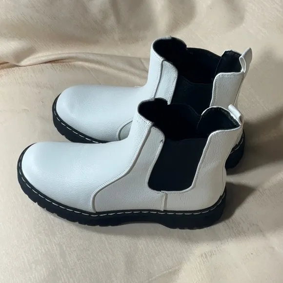 Sincerely Jules Platform Hippie White Leather Slip on Boots Size 7.5-New