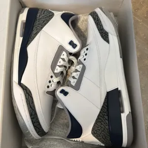 Size 11.5- Air Jordan 3 Retro Midnight Navy sneakers