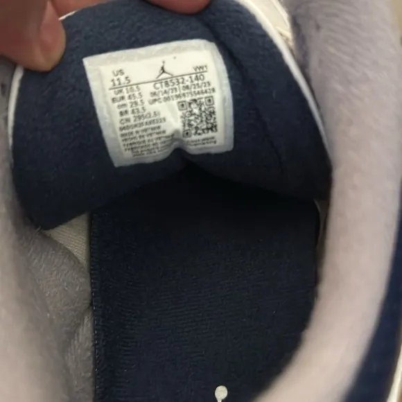 Size 11.5- Air Jordan 3 Retro Midnight Navy sneakers