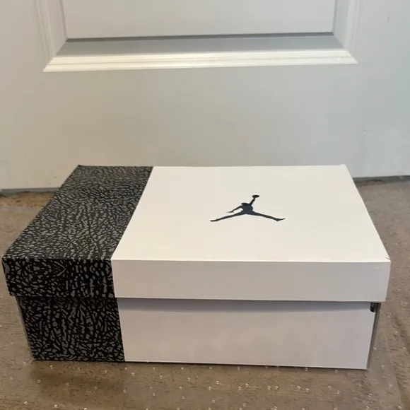 Size 11.5- Air Jordan 3 Retro Midnight Navy sneakers