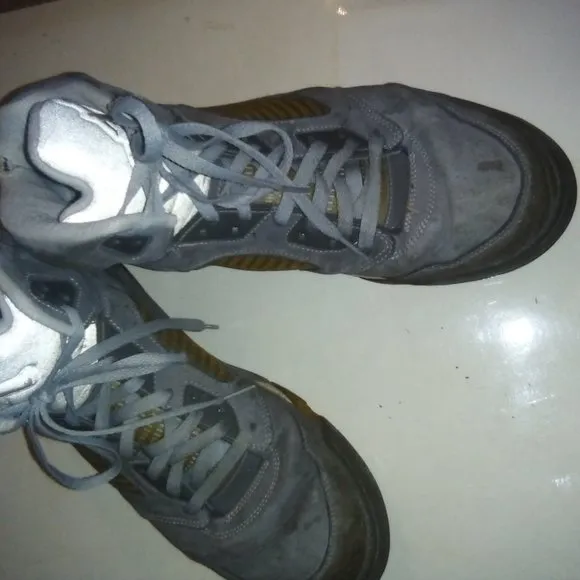 Size 12 -Nike Air  Jordan 5 Retro Wolf Grey 2011