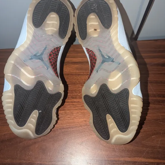 Size 7.5- Jordan 11 Retro 72-10 2015