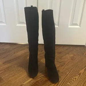 Size 9 Sam Edelman knee high faux suede boots. Black