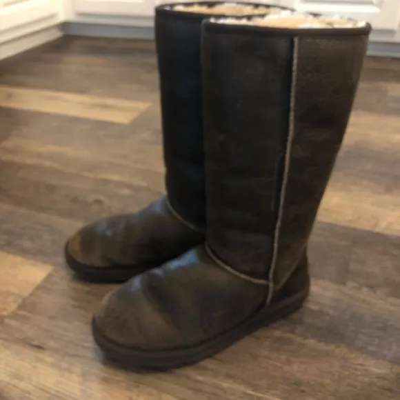 Size 9 UGG classic Tall Bomber boots EUC