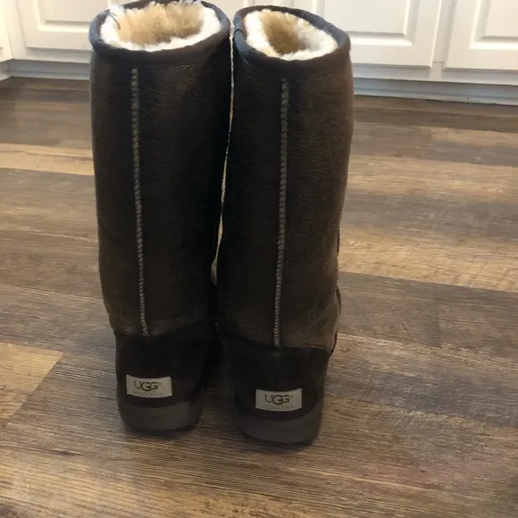 Size 9 UGG classic Tall Bomber boots EUC