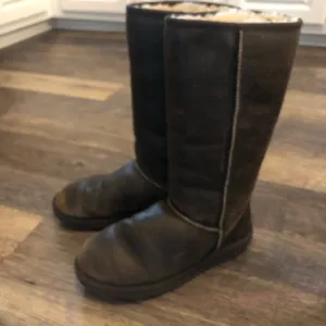 Size 9 UGG classic Tall Bomber boots EUC