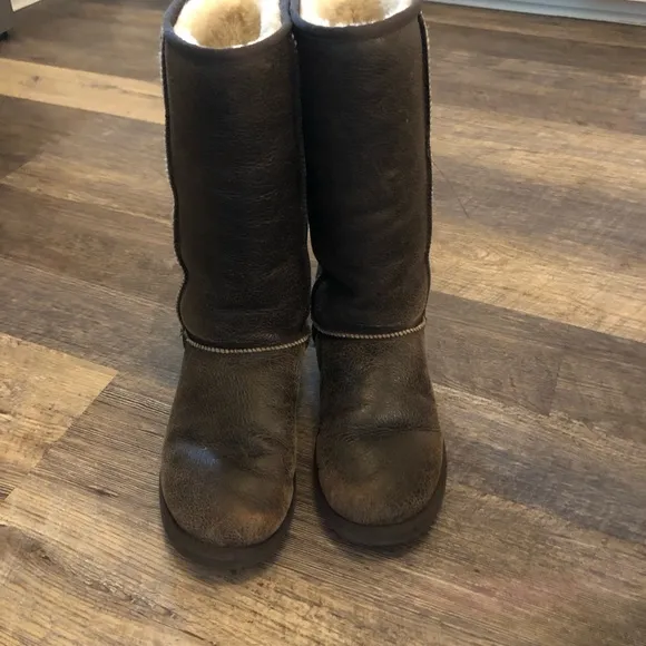 Size 9 UGG classic Tall Bomber boots EUC
