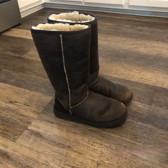 Size 9 UGG classic Tall Bomber boots EUC