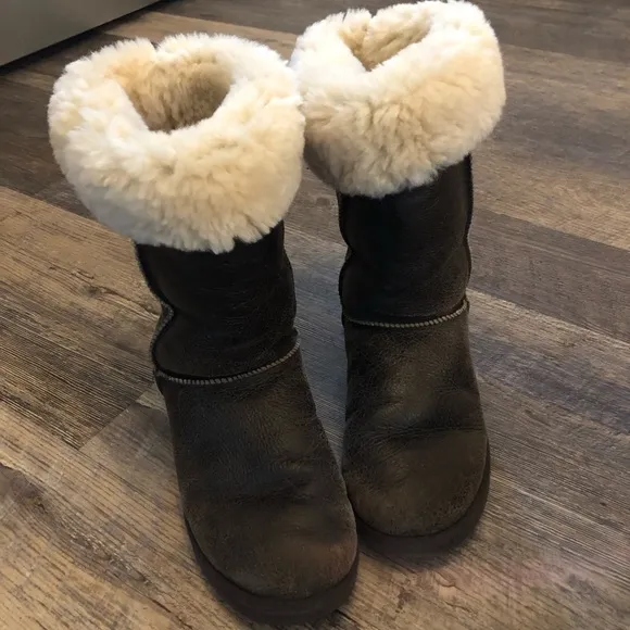Size 9 UGG classic Tall Bomber boots EUC