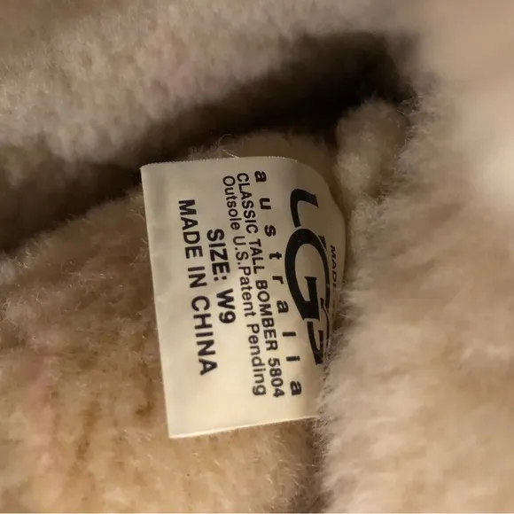 Size 9 UGG classic Tall Bomber boots EUC