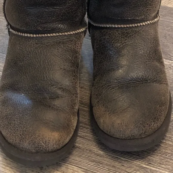 Size 9 UGG classic Tall Bomber boots EUC