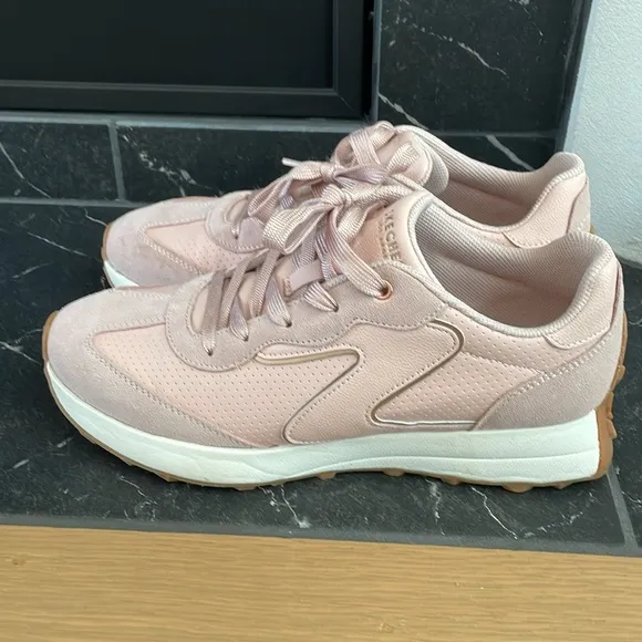 Skechers Gusto Sneakers in Blush Pink