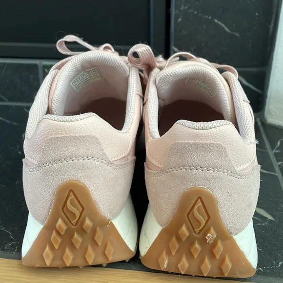 Skechers Gusto Sneakers in Blush Pink