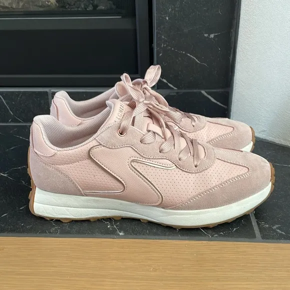 Skechers Gusto Sneakers in Blush Pink
