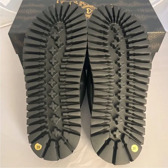 Sleek Black Thong Sandals with Minimalist Design