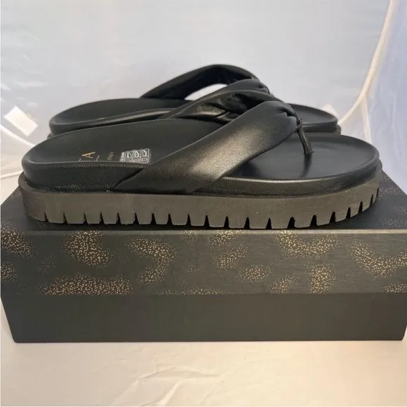 Sleek Black Thong Sandals with Minimalist Design