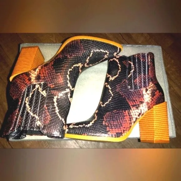 SNAKE SKIN MULTICOLOR BEAUTIFUL LADIES BOOTS SZ 6