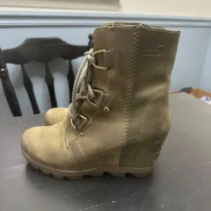 Sorel Joan Of Arctic Wedge II Ankle Boot Green Suede Size 6.5