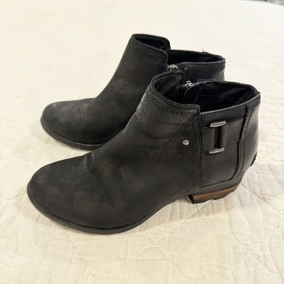 Sorel Lolla Black Leather Zip Ankle Booties Buckle Detail 7 Side Zip Rustic Boho