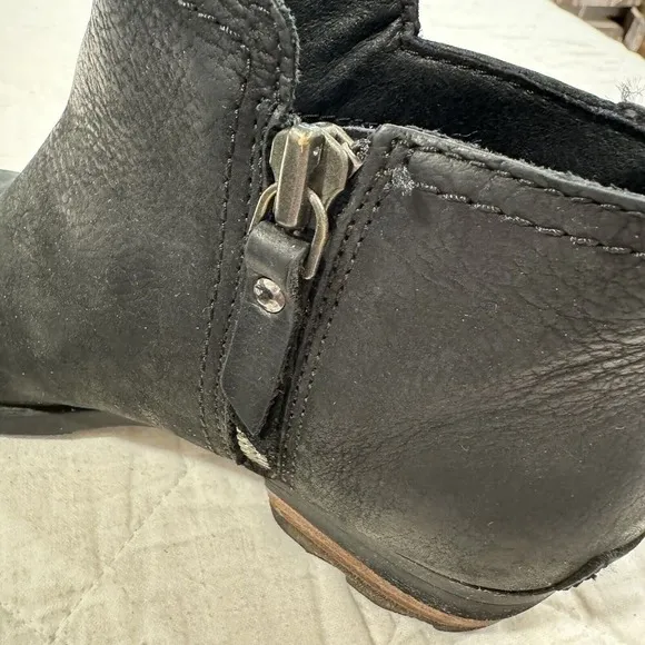 Sorel Lolla Black Leather Zip Ankle Booties Buckle Detail 7 Side Zip Rustic Boho