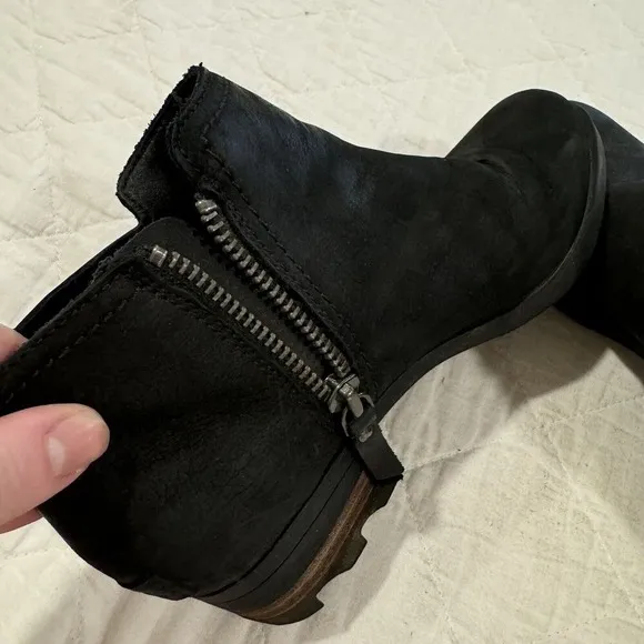 Sorel Lolla Black Leather Zip Ankle Booties Buckle Detail 7 Side Zip Rustic Boho