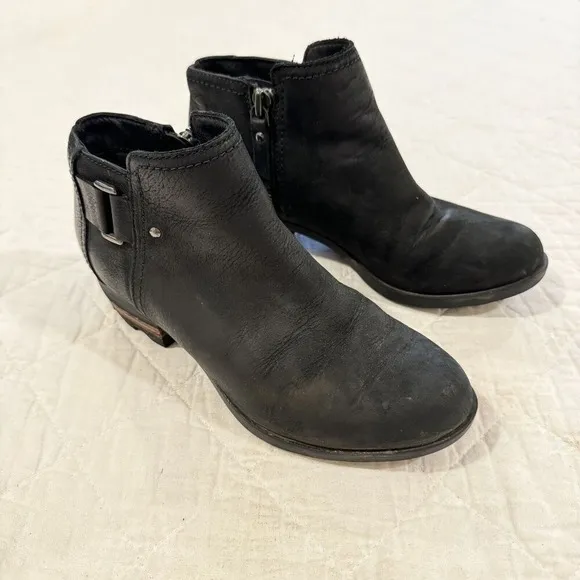 Sorel Lolla Black Leather Zip Ankle Booties Buckle Detail 7 Side Zip Rustic Boho