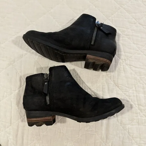 Sorel Lolla Black Leather Zip Ankle Booties Buckle Detail 7 Side Zip Rustic Boho