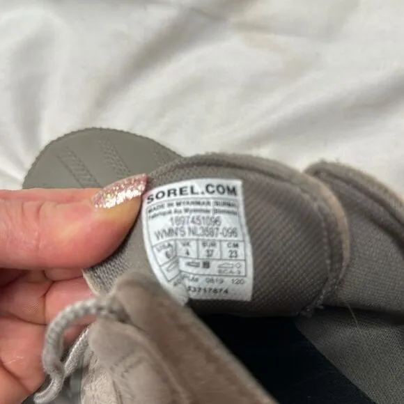 Sorel Out N About Plus Taupe Suede Duck Ankle Boots. Size 6.