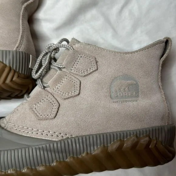 Sorel Out N About Plus Taupe Suede Duck Ankle Boots. Size 6.