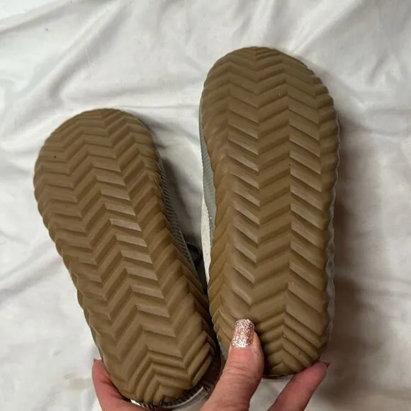 Sorel Out N About Plus Taupe Suede Duck Ankle Boots. Size 6.