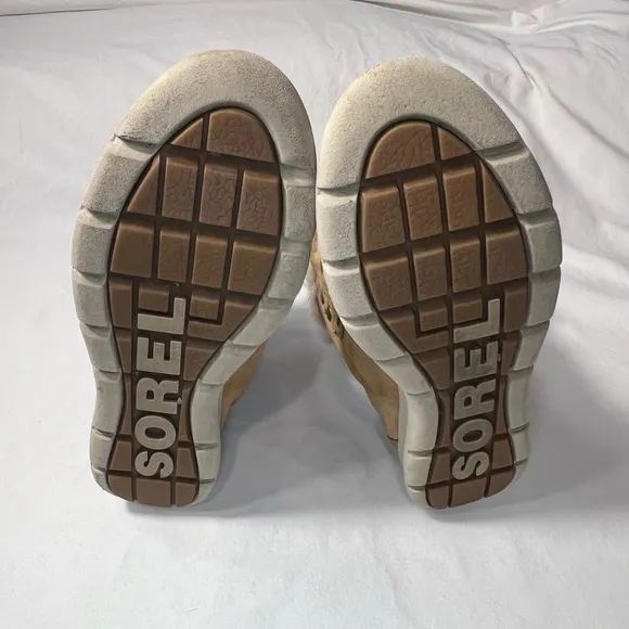 Sorel size 7 Tan suede and faux fur ankle boots waterproof